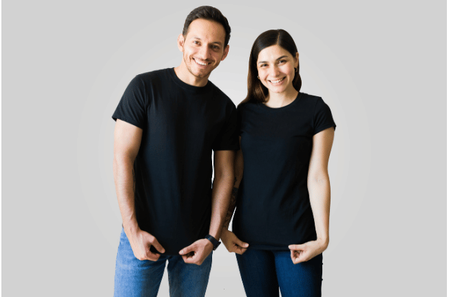 Hombre y mujer modelando playeras negras