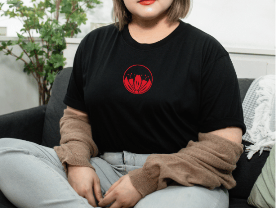 mujer con playera negra de Grim Textile