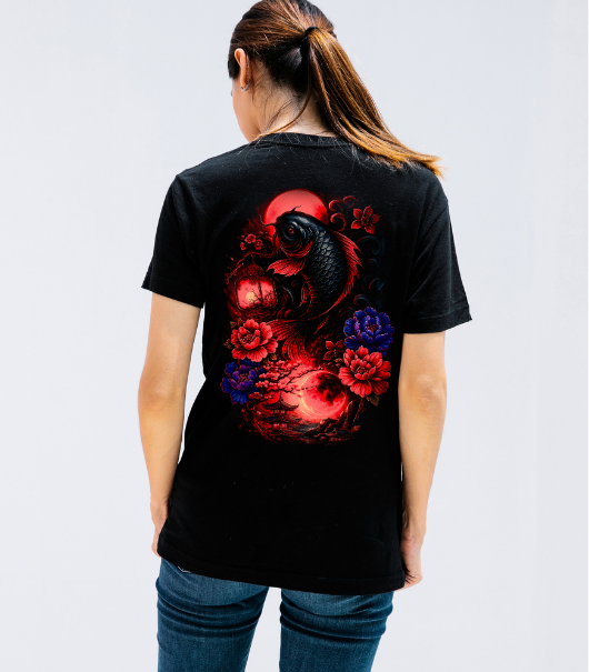 Playera negra estampada con pez