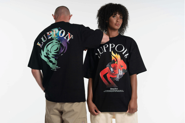 Hombre y mujer modelando playeras negras estampadas con dtf.